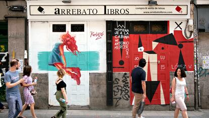 Una obra hecha durante Pinta Malasaña 2022 en Arrebato Libros, en la calle de la Palma, en Madrid.