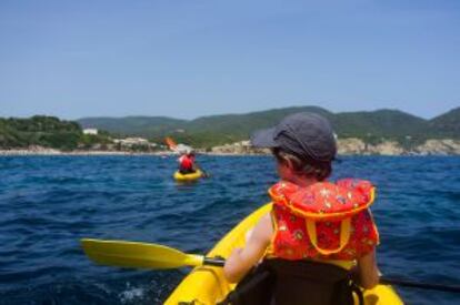 Ruta en kayak de mar con niños en Es Figueral, en Ibiza.