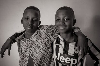 Ya en 2012 Unicef alertaba de que al menos 175 niños con edades comprendidas entre los 12 y 18 años estaban siendo utilizados con fines militares pr grupos armados que operaban en el norte de Malí. Dos de esos menores fueron Ibrahim y Aliou, de 12 y 11 años. Nacieron en Gossi, cerca de Tombuctú y allí mismo fueron secuestrados por un grupo rebelde. "Estuvimos haciendo de recaderos. Preparábamos el té, recogíamos leña y robábamos corderos". Habla Aliou, sonriente y parlanchín, mientras que su hermano Ibrahim permanece en silencio durante la entrevista, serio y aparentemente perdido en sus pensamientos. Durante su cautiverio no tuvieron una residencia fija, sino que vagaron de un lugar a otro y durmieron al raso con unos 30 hombres que no les quitaban ojo. No había mujeres ni más niños que ellos. "A veces nos pegaban con un palo y para comer nos daban sus sobras", cuenta Alioiu. En varias ocasiones les intentaron enseñar a manejar un arma. "Decíamos que no porque nos daba miedo", asevera el niño. Un día, al cabo de seis meses, supieron que estaban a unos 10 kilómetros de Duru, un pueblo donde tenían parientes. Aguantaron toda la noche despiertos y, cuando todos dormían, escaparon. Ora andando, ora a lomos de asnos salvajes que encontraron por el camino, llegaron y consiguieron encontrar a sus familiares. Sabedores de que los niños estaban desaparecidos, los metieron en el primer autobús que salía hacia su ciudad natal, donde por fin pudieron reunirse con su madre. Por miedo a que sus captores regresaran a por ellos, la familia decidió mudarse a Bamako, donde ahora los hermanos asisten a la escuela. Ambos quieren ser policías para ayudar a su familia "porque ganan mucho dinero", dice Aliou. "Y porque hay que quitar a las malas personas de la sociedad", añade Ibrahim en una de sus contadas intervenciones.