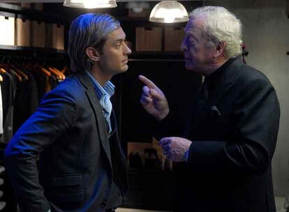 Jude Law (a la izquierda) y Michael Caine, en <i>La huella.</i>