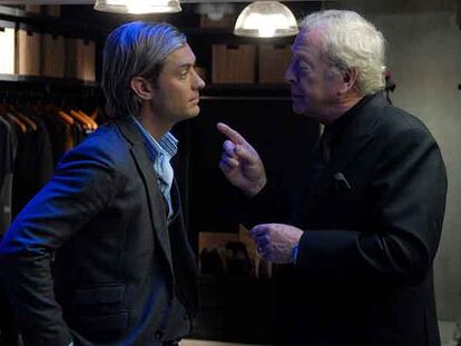 Jude Law (a la izquierda) y Michael Caine, en <i>La huella.</i>