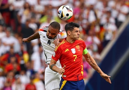 Jonathan y  Álvaro Morata pugnan por el balón. 