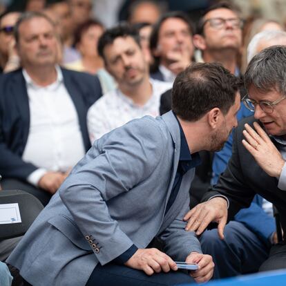 Carles Puigdemont (derecha) y Toni Comín, el pasado 7 de junio durante un mitin de Junts en Colliure (Francia).