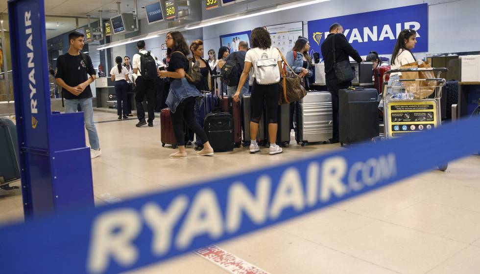 Viajeros ante los mostradores de facturación de Ryanair en el aeropuerto madrileño de Barajas.