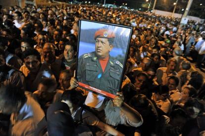 Nicarag&uuml;enses despiden al l&iacute;der venezolano en la plaza de la Revoluci&oacute;n de Managua.