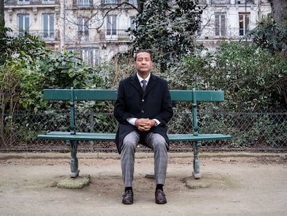 Juan Carlos Ondo. expresidente de la Corte Suprema de Justicia de Guinea Ecuatorial, el jueves en un parque del bulevar Sebastopol, en el centro de París.