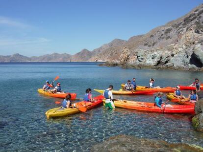 Excursión en kayak por el entorno de cabo Tiñoso (visible a lo lejos), cerca de Cartagena (Murcia).