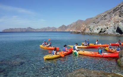 Excursión en kayak por el entorno de cabo Tiñoso (visible a lo lejos), cerca de Cartagena (Murcia).