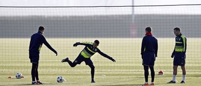 Gabriel, Alexis Sánchez, Monreal y Lucas Pérez durante el último entrenamiento del Arsenal antes del encuentro frente al Basilea.