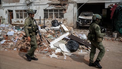 Militares frente a la estación de policía en el barrio Calicanto, en Buenos Aires, Cauca, el 21 de diciembre.