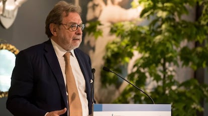 Juan Luis Cebrián, presidente del Grupo PRISA, en un coloquio en Santiago de Compostela.