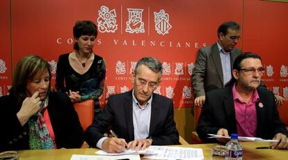 Marga Sanz (EU), Antonio Torres (PSPV) y Juan Ponce (Compromís) firman el acuerdo contra el 'fracking'.