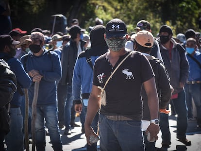 Habitantes de Atlixtac y otras comunidades de Guerrero se manifestaron en la autopista del Sol en Chilpancingo en noviembre de 2021.