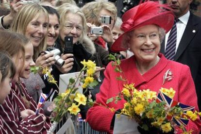 La reina Isabel II de Inglaterra sonríe entre sus admiradores en las calles de Windsor.
