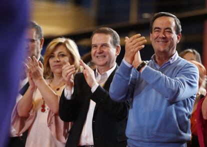 El exministro y expresidente del Congreso José Bono (d), el alcalde de Vigo y presidente de la FEMP, Abel Caballero (c) y la exvicesecretaria del PSOE, Elena Valenciano (i).