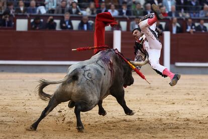 Un momento de la tremenda voltereta sufrida por Emilio de Justo en el quinto de la tarde.