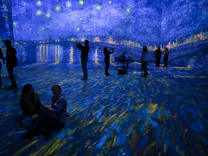 People look at screens displaying paintings by Dutch artist Vincent Van Gogh during the official opening of the "Beyond Van Gogh : The Inmersive Experience", in Bogota, on July 10, 2022. (Photo by Juan BARRETO / AFP) / RESTRICTED TO EDITORIAL USE - MANDATORY MENTION OF THE ARTIST UPON PUBLICATION - TO ILLUSTRATE THE EVENT AS SPECIFIED IN THE CAPTION