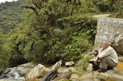 Ignacio De la Riva en el valle de Sehuencas, donde descubrió a la rana 'Telmatobius yuracare'.