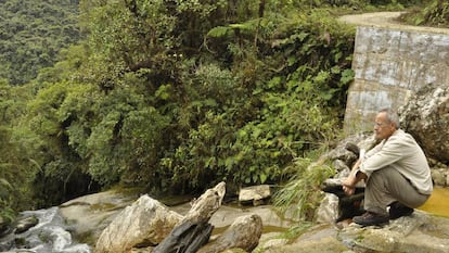 Ignacio De la Riva en el valle de Sehuencas, donde descubrió a la rana 'Telmatobius yuracare'.