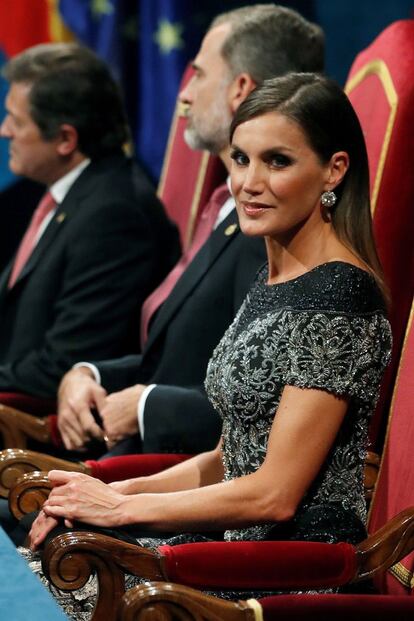 En todas las anteriores ediciones de los premios Princesa de Asturias, la reina apostó por su modisto de cabecera, Felipe Varela. Esta vez, aunque no lo ha lucido en el resto de actos, también ha optado por un vestido del creador con un cuerpo completamente bordado a mano de hilo y cristal. 