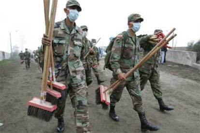 Soldados ecuatorianos participan en el operativo para limpiar la ceniza de las zonas afectadas