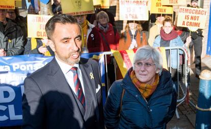 La exconsejera de Educación catalana Clara Ponsatí, junto a su abogado a las puertas de una comisaría de Edimburgo (Reino Unido).