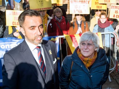 Former Catalan education minister, Clara Ponsatí, with her lawyer this Thursday.