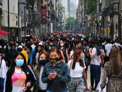 Transeúntes caminan por el centro histórico de Ciudad de México el pasado 13 de junio.