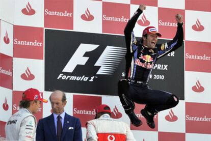 Mark Webber brinca de alegría tras ganar el GP de Inglaterra de F1