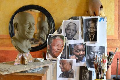 Detalle del busto de Nelson Mandela que está tallando la escultora Francesca Romana Di Nunzio y que se expondrá en el Museo de cera de Roma.