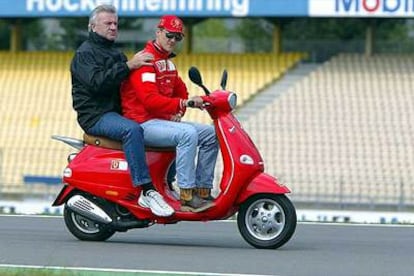 Michael Schumacher, en una moto con su representante, Willi Weber, en el circuito de Hockenheim (Alemania) .