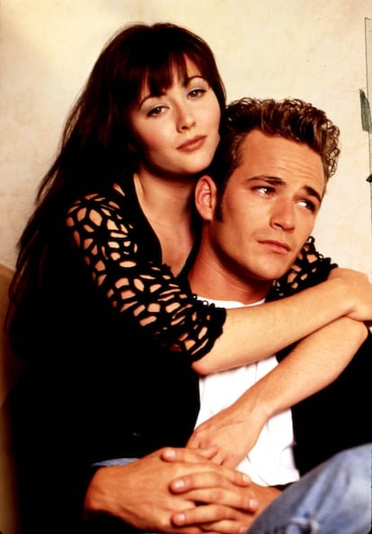 Shannen Doherty y Luke Perry como Brenda y Dylan en 'Sensación de vivir'.