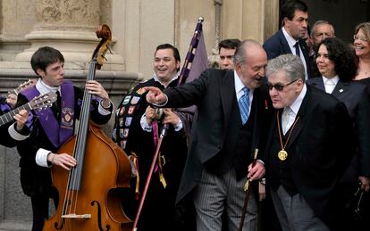 El Rey Juan Carlos conversa con el escritor mexicano José Emilio Pacheco junto a integrantes de una tuna, en el exterior del Paraninfo de la Universidad de Alcalá de Henares.