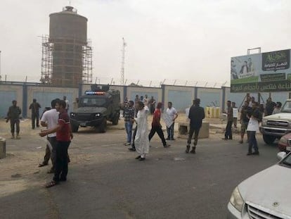 Una protesta violenta que exigía la renuncia del primer ministro libio obligó a interrumpir las sesiones del Parlamento en Tobruk.