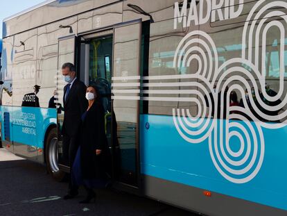 Felipe VI y la reina Letizia, bajan de un autobús municipal de Madrid, el 15 de noviembre de 2022.