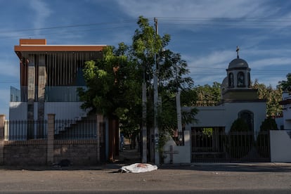 A las 6:30 de la mañana del 27 de noviembre fue reportado el hallazgo de un cuerpo sin vida al exterior de un panteón en Culiacán.