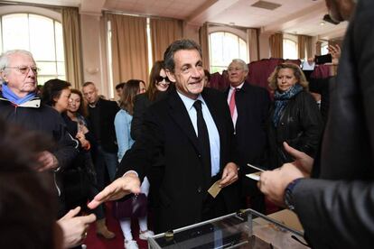 El expresidente francés, Nicolás Sarkozy, se prepara para votar en un colegio electoral de París.