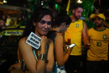 Una seguidora de Bolsonaro, luego de conocer los resultados, muestra resignada un mensaje que representaba uno de los principales argumentos de la campaña bolsonarista contra Lula: "¿Qué clase de persona quiere un ladrón como presidente?".