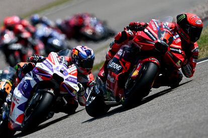 El piloto italiano de MotoGP Francesco Bagnaia del Ducati Lenovo Team y el piloto español Jorge Martin del equipo Prima Pramac Racing en acción durante la carrera de MotoGP Sprint, antes del GP de Motociclismo de Alemania en el circuito de carreras de Sachsenring en Hohenstein-Ernstthal.