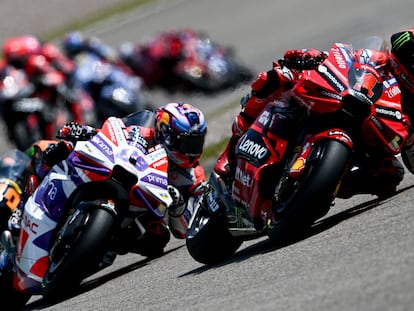 El piloto italiano de MotoGP Francesco Bagnaia del Ducati Lenovo Team y el piloto español Jorge Martin del equipo Prima Pramac Racing en acción durante la carrera de MotoGP Sprint, antes del GP de Motociclismo de Alemania en el circuito de carreras de Sachsenring en Hohenstein-Ernstthal.