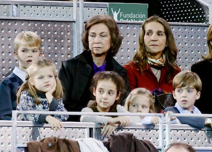 Durante años, las imágenes de Victoria Federica junto a sus primos eran habituales. Daba igual si eran en un partido de tenis, en una celebración familiar o durante las vacaciones en Palma. Pero esa unidad familiar se fue rompiendo conforme se fueron sucediendo las rupturas y distanciamientos en el seno de la familia, así como los problemas legales para el matrimonio Urdangarin-Borbón. En la imagen, la hija pequeña de la infanta Elena acompañada por sus primos, la princesa Leonor y Miguel, Pablo e Irene Urdangarin, la reina Sofía y su madre, en un partido benéfico de tenis en diciembre de 2010, en Madrid.