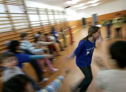 Una monitora del colegio San Eugenio y San Isidro juega ayer con los niños.