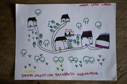 Un dibujo de la niña Danna Valentina Patarroyo Hernández, que tiene 13 años y vive en la vereda Caño Cabra. Es de sus recuerdos de cuando no podía ir a la escuela porque los integrantes de las Fuerzas Militares no la dejaban transitar.  