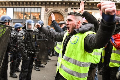 Según el Ministerio del Interior, la participación se ha reducido este sábado a 2.200 personas en París y 33.500 en toda Francia. En la imagen, una manifestante lanza consignas contra el Gobierno durante la marcha en la plaza de la Ópera de París.