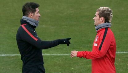 Simeone junto a Griezmann