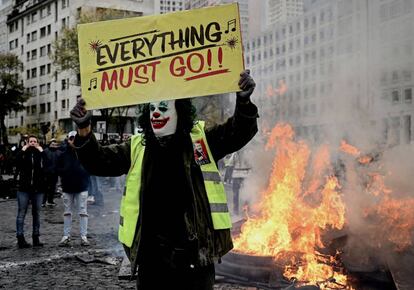 Una manifestante con una máscara de Joker participa en las protestas en el centro de París este sábado.