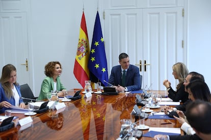 Pedro Sánchez y varios miembros de su Gabinete, este miércoles en la reunión extraordinaria del Consejo de Ministros.