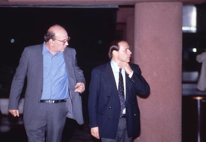 Bettino Craxi y Silvio Berlusconi, en los estudios Fininvest de Milán, en abril de 1987.