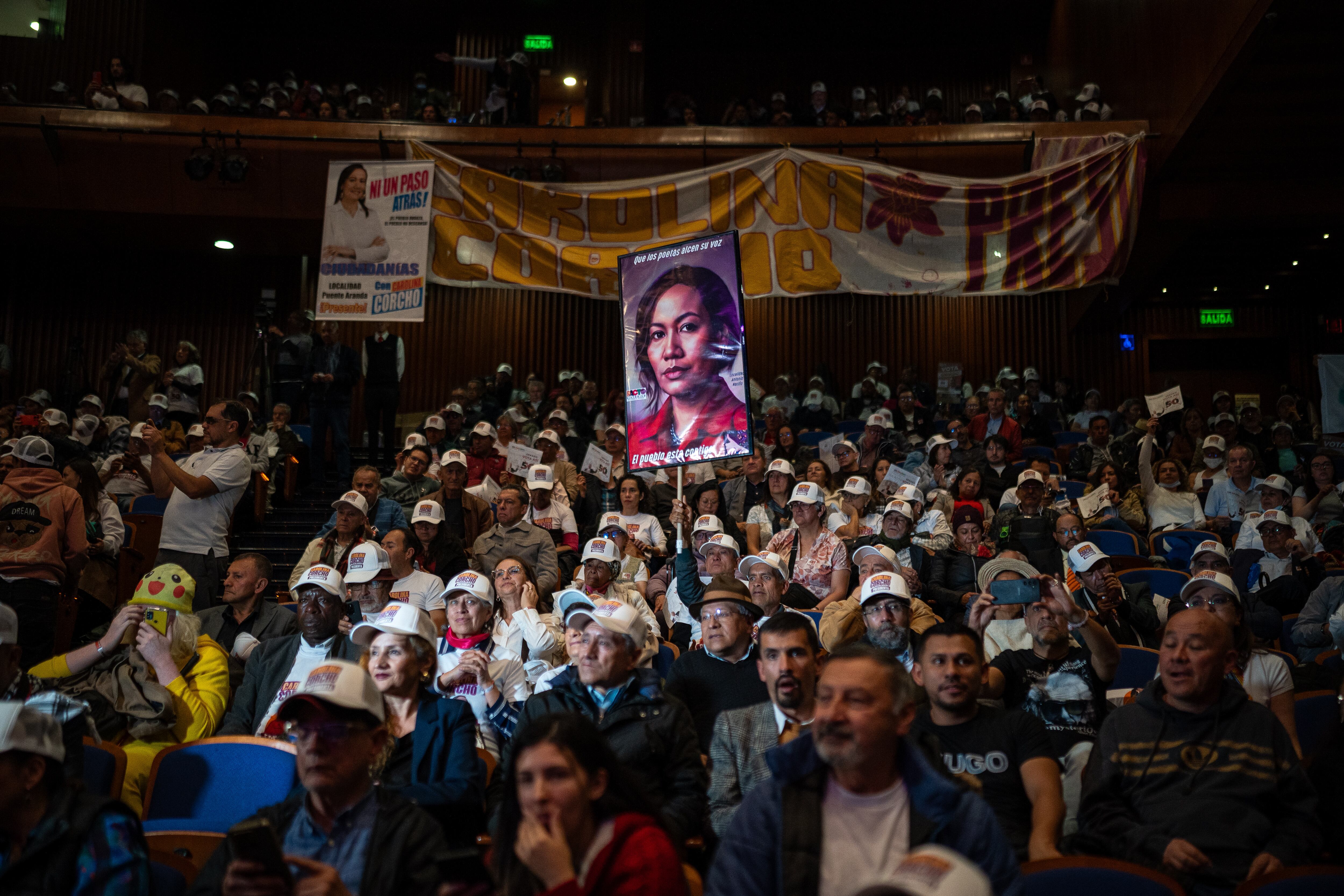 Seguidores de Carolina Corcho, durante el cierre de su campaña, en Bogotá.