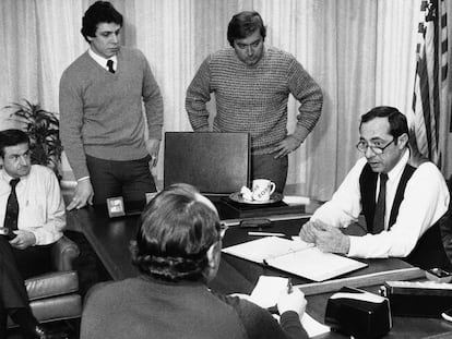 Andrew Cuomo (de pie, izquierda) asiste a una reunión de su padre, Mario Cuomo, entonces gobernador de Nueva York, en 1978.